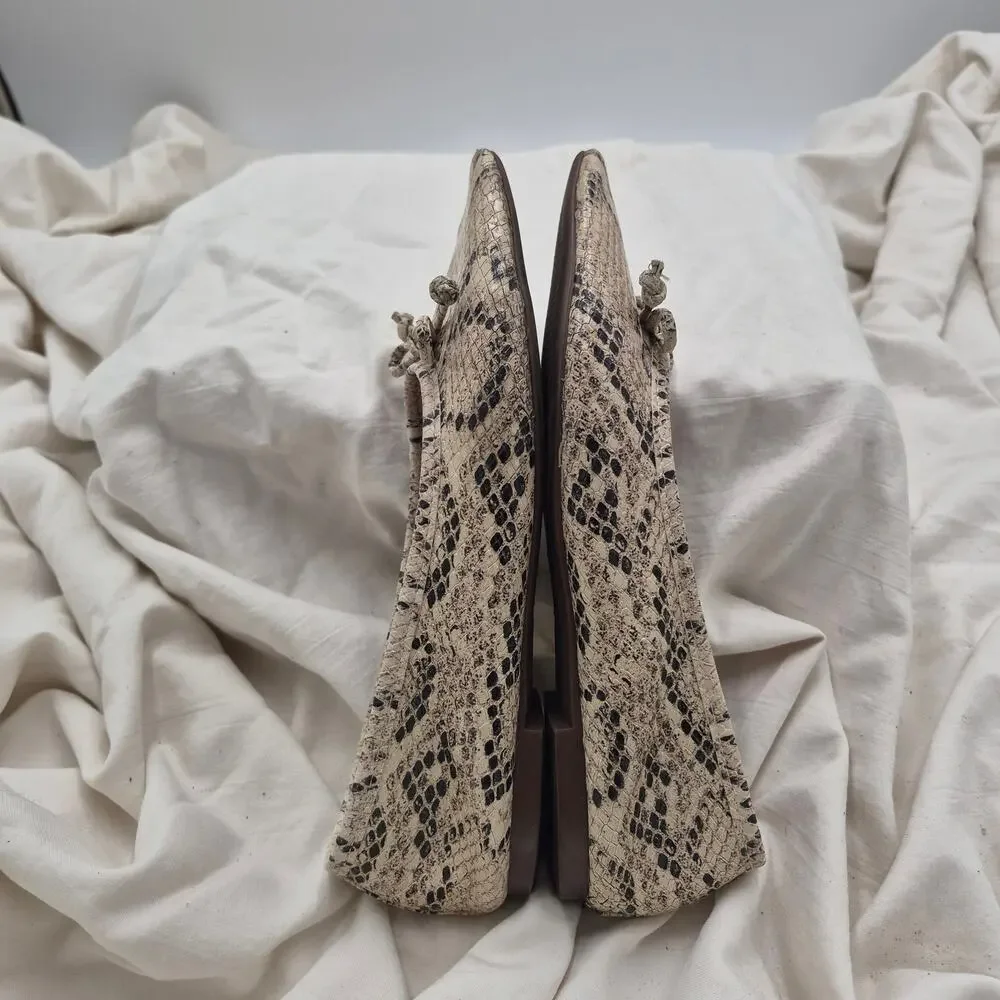 Schutz ballet flats snakeskin embossed leather pattern and a bow detail sz 5.5B